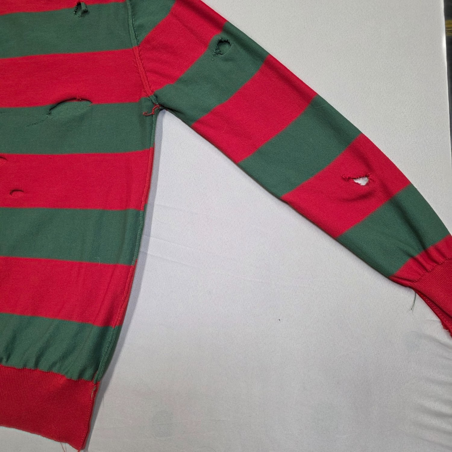 A Nightmare on Elm Street Costume Women’s Sweater L Red Freddy Krueger Green