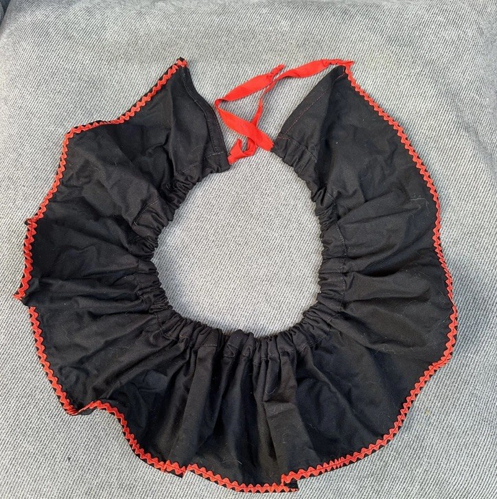 Dark carnival ruffle clown collar black red Gothic Pierrot clown ruff