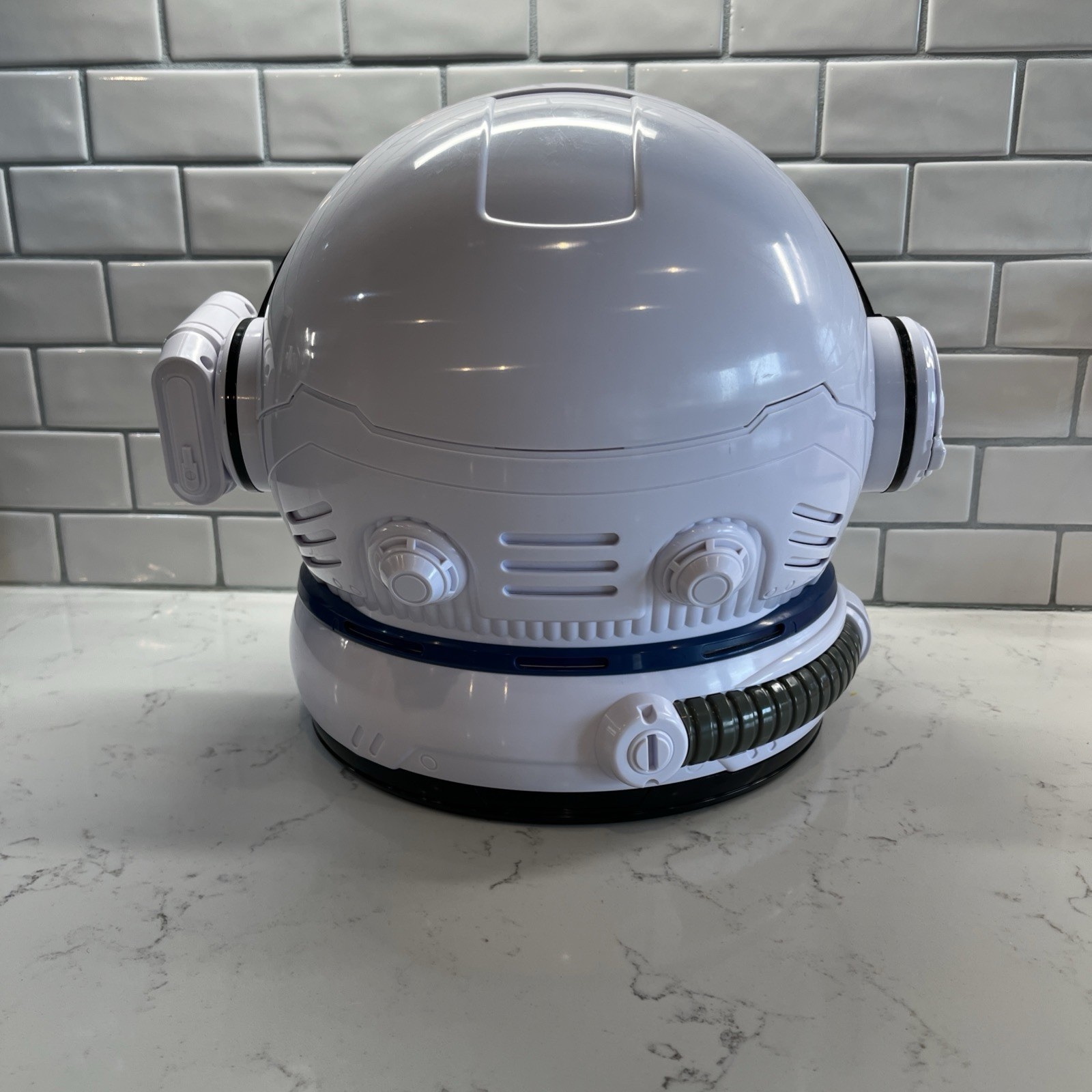 AEROSQUAD LED Light Up Astronaut Helmet NASA Space W/Sounds Costume Kid Ages 6+