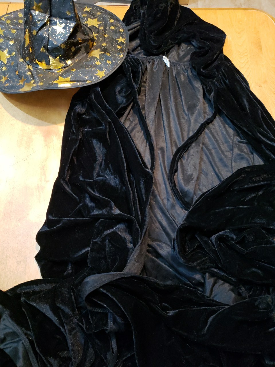 Women’s XL Black Hooded Cloak Velvet Look Witch Hat Black And Gold