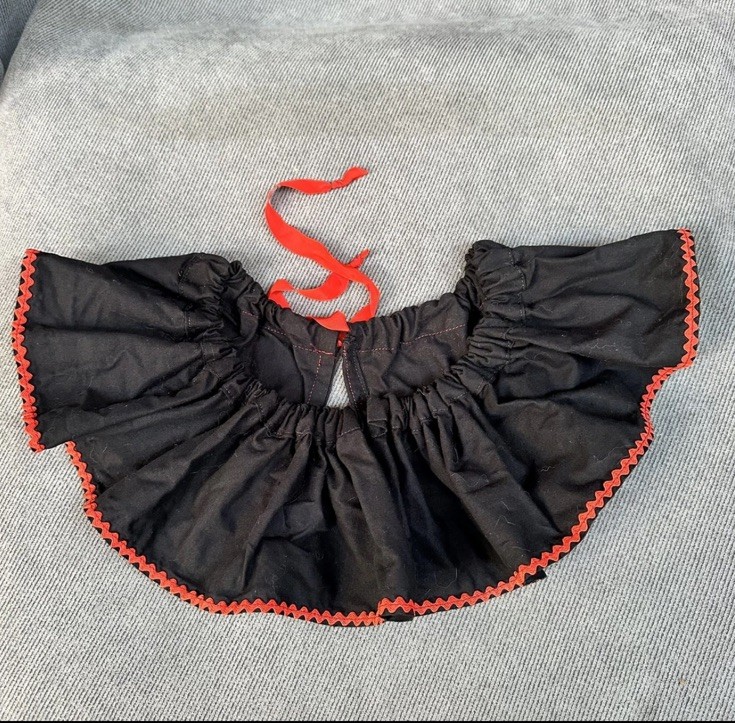 Dark carnival ruffle clown collar black red Gothic Pierrot clown ruff