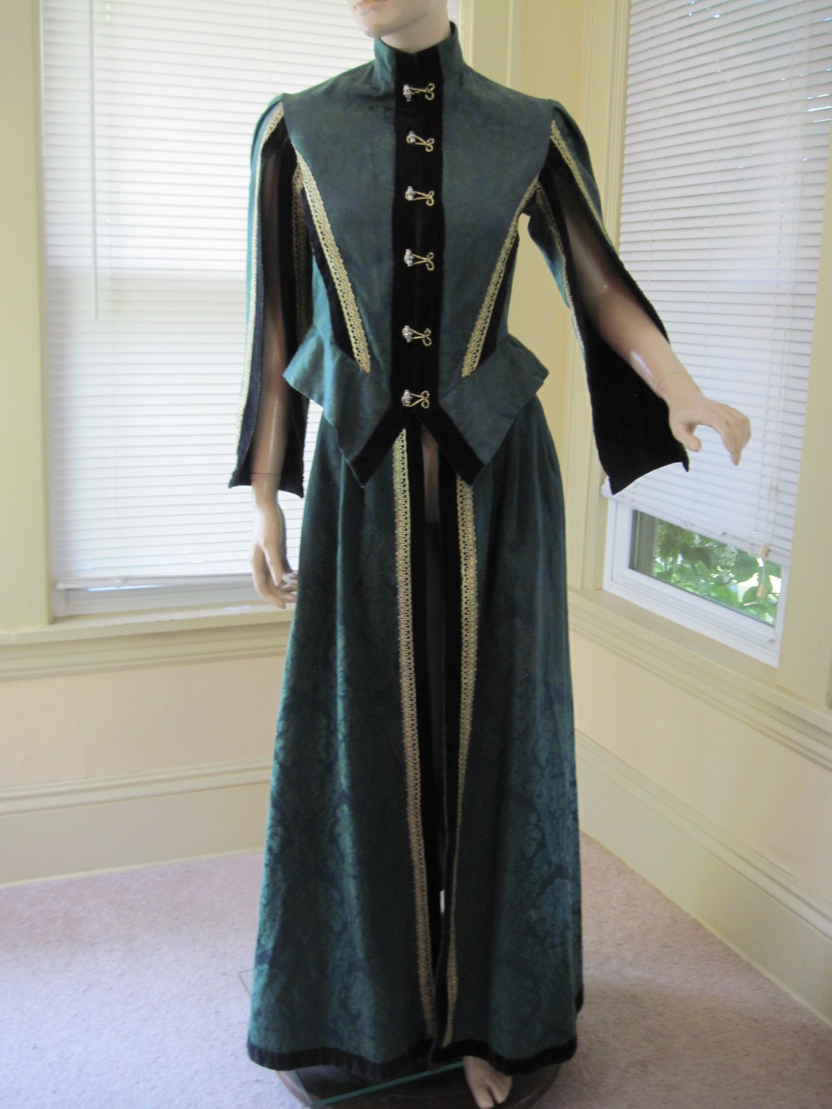 Medieval Renaissance Queen Gown Top & skirt Long Dress Costume Sz S EUC