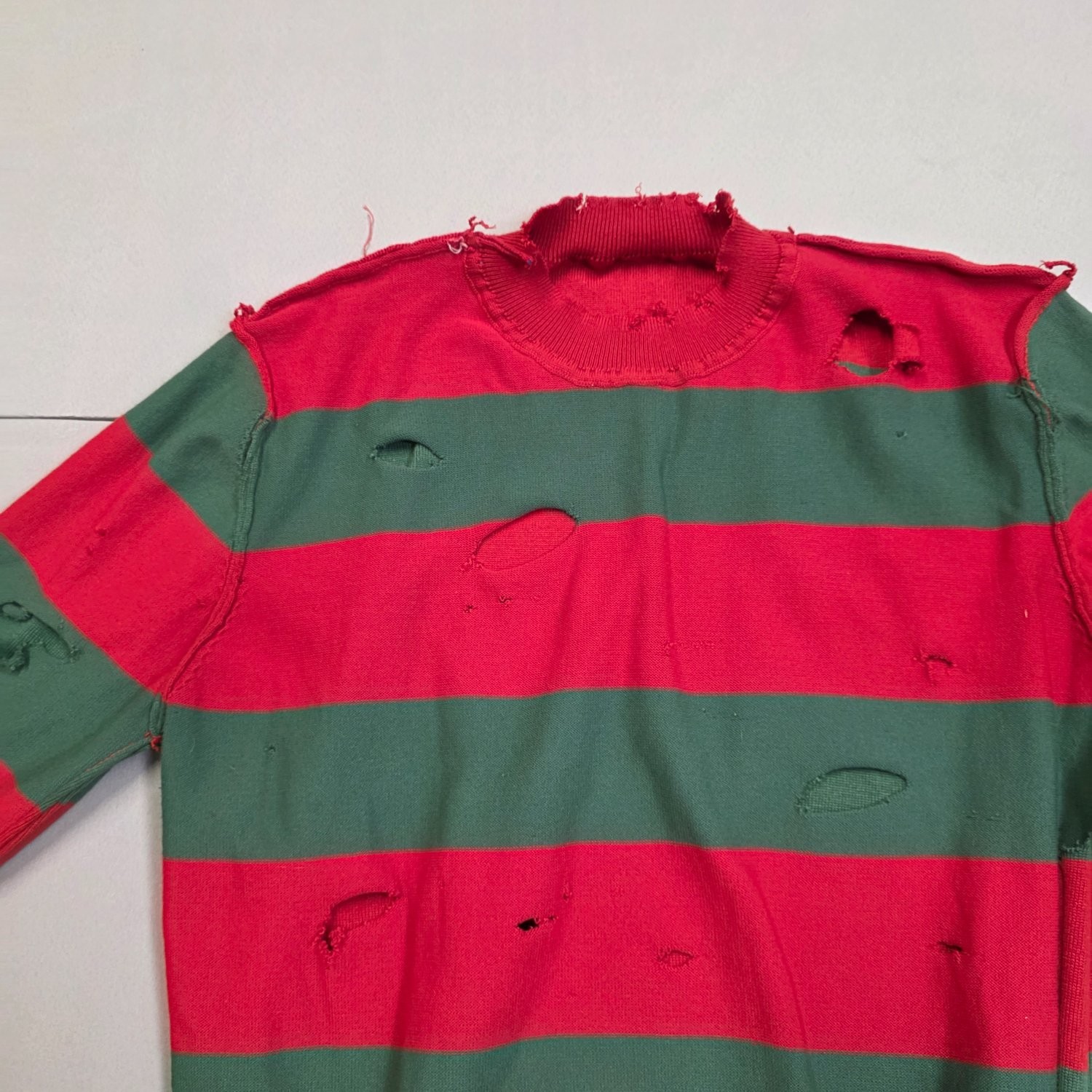 A Nightmare on Elm Street Costume Women’s Sweater L Red Freddy Krueger Green
