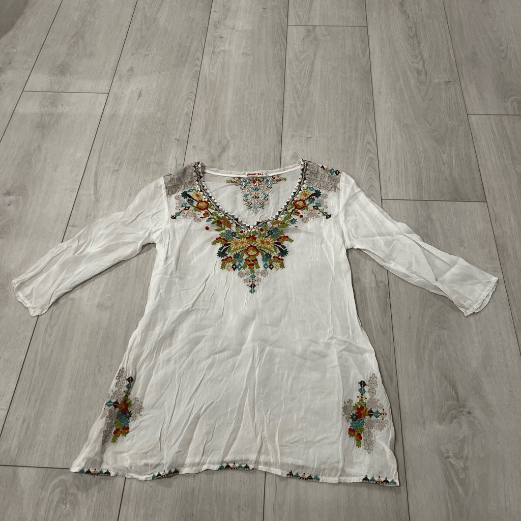 Johnny was women’s top size S