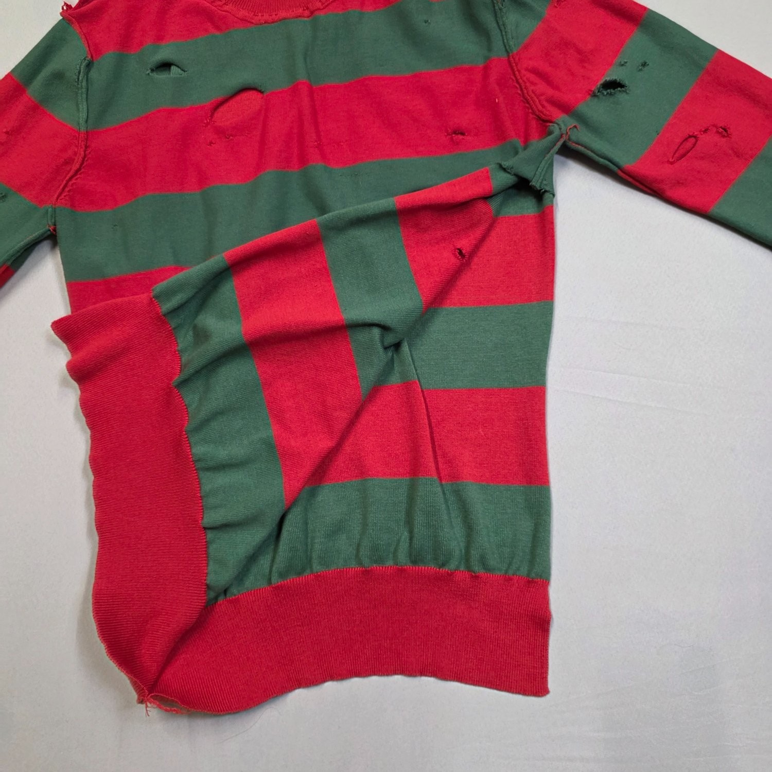 A Nightmare on Elm Street Costume Women’s Sweater L Red Freddy Krueger Green