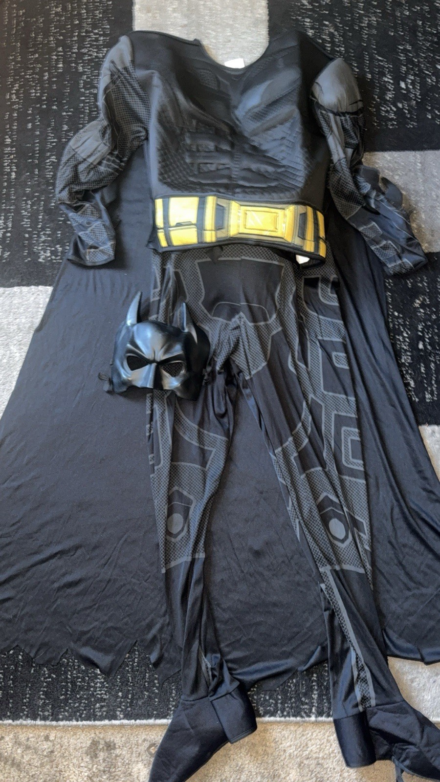DC Batman Men’s Costume Size Small with Cape and Mask for Halloween