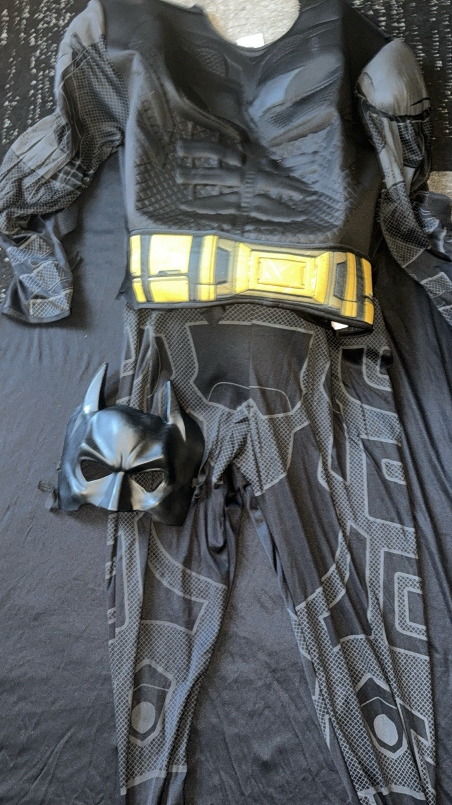 DC Batman Men’s Costume Size Small with Cape and Mask for Halloween