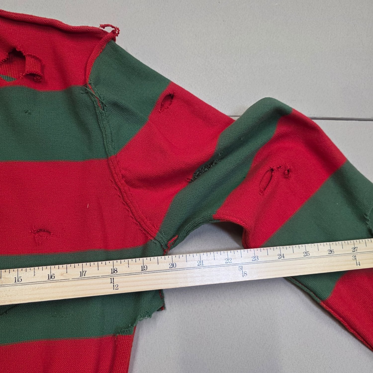 A Nightmare on Elm Street Costume Women’s Sweater L Red Freddy Krueger Green