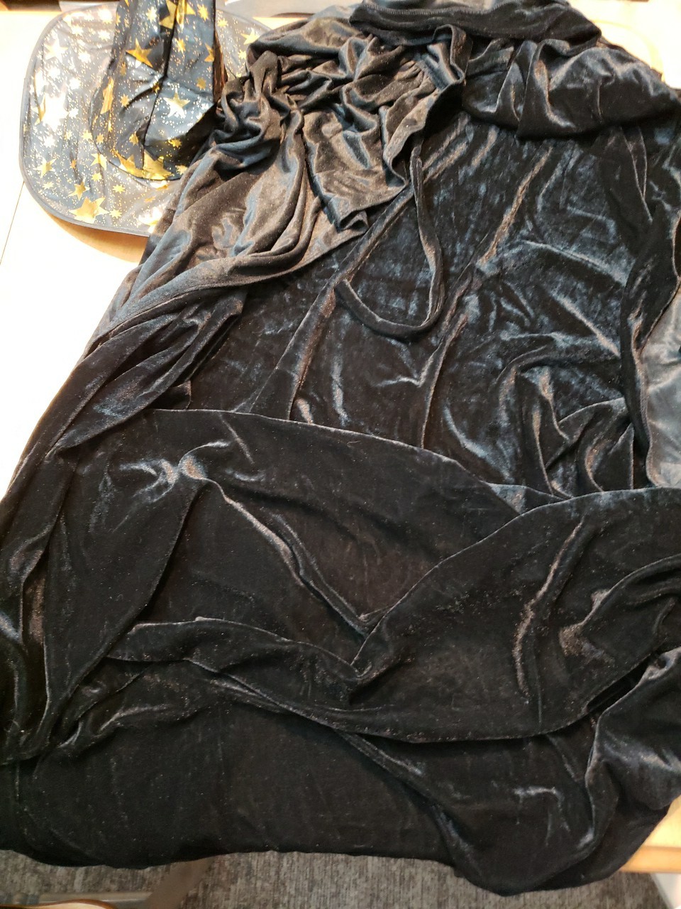 Women’s XL Black Hooded Cloak Velvet Look Witch Hat Black And Gold