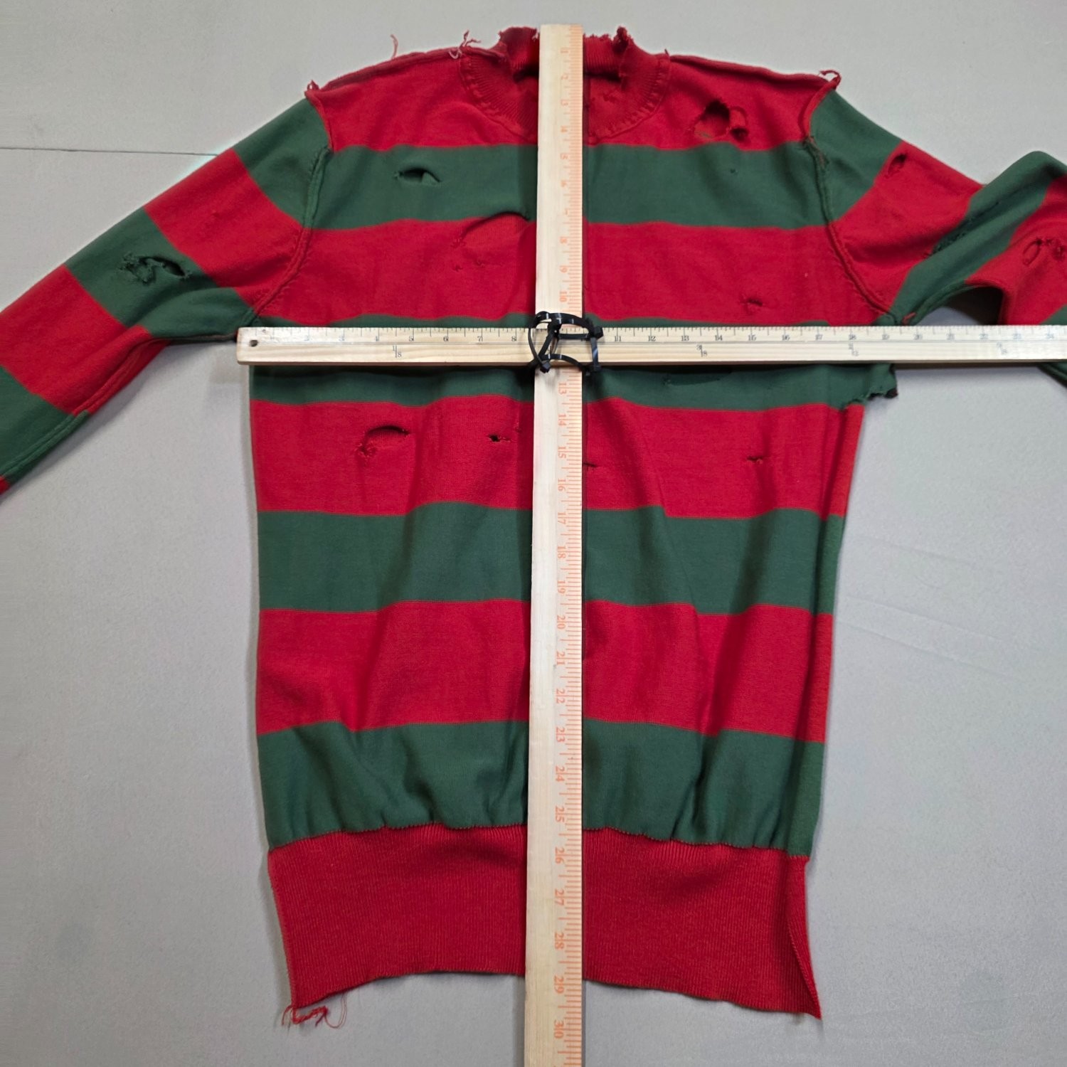 A Nightmare on Elm Street Costume Women’s Sweater L Red Freddy Krueger Green