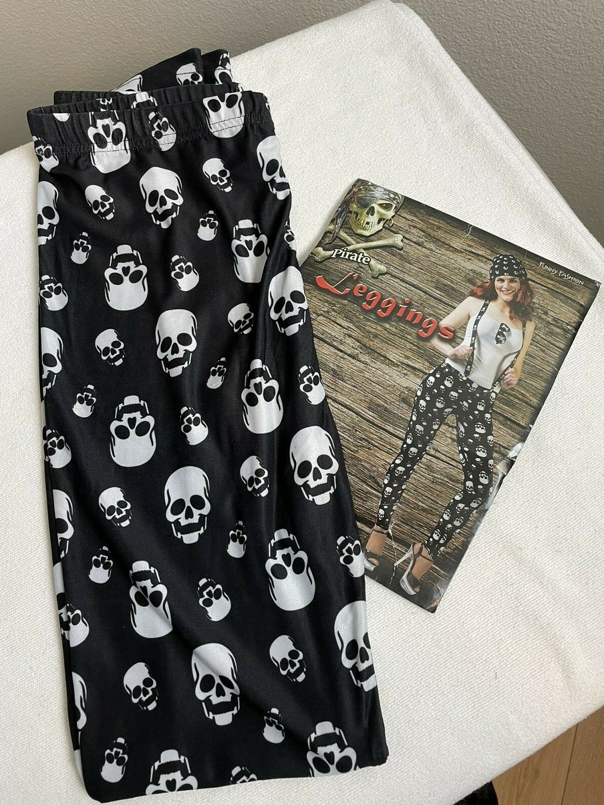 Pirate costume leggings with skull and crossbones NEW by Funny Fashion one size